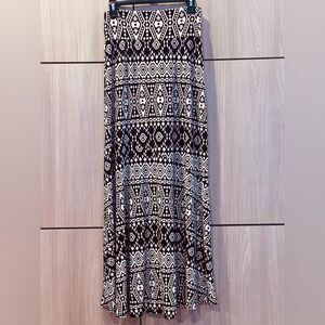 New Directions Black & White Geometric Print Maxi Skirt